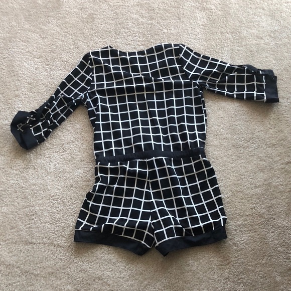 Quarter sleeve shorts romper - Picture 2 of 2